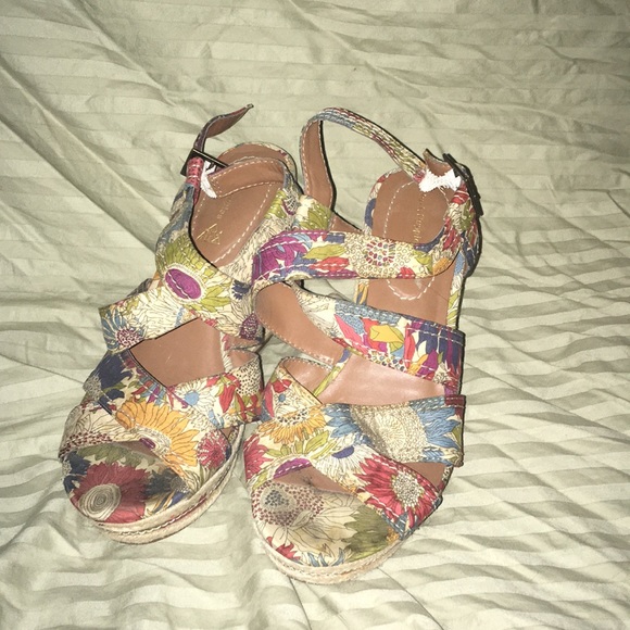 Floral Print Heels - Picture 1 of 4